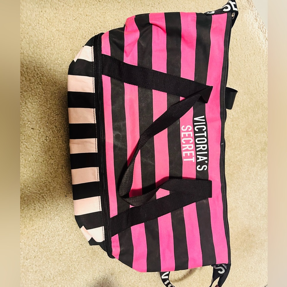 Lightly used Victoria’s Secret tote bag in pink!